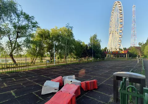 Apocalipsa din Parcul Tei: complexul de distracții abandonat, bănci vandalizate, munți de gunoaie, pontoane devastate. Pericol iminent de tragedii!