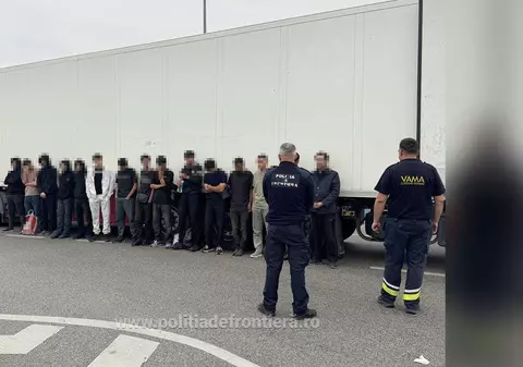 Un șofer de TIR turc a încercat să intre în România cu 15 migranți, ascunși printre apă și șervețele