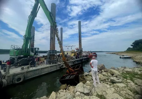 Cele patru barje vor fi scufundate azi în Dunăre, ca să salveze centrala de la Cernavodă. Când are loc operațiunea