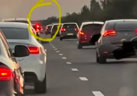 Polițiștii au folosit o autospecială ca antemergător pe autostrada A2 ca să deblocheze traficul spre București. Sute de șoferi au mers cu 80 km/h