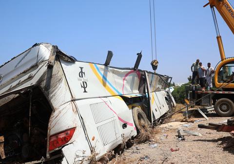 Un șofer aflat sub influența stupefiantelor a pierdut controlul autocarului și o excursie s-a transformat în tragedie: 27 de turiști au murit