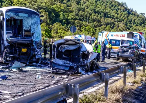 Șase oameni au murit și 27 au fost răniți după un carambol devastator între un autocar, trei mașini și o autorulotă, în Italia I VIDEO