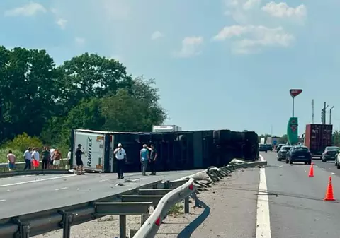 Trafic blocat pe autostrada A1 București - Pitești, din cauza unui TIR răsturnat la kilometrul 80. Intervin Poliția și SMURD