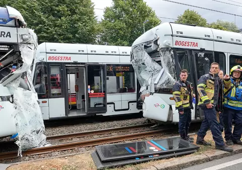 Două tramvaie s-au ciocnit frontal în Germania: 25 de persoane au fost rănite în urma accidentului, iar 10 dintre ele sunt în stare gravă