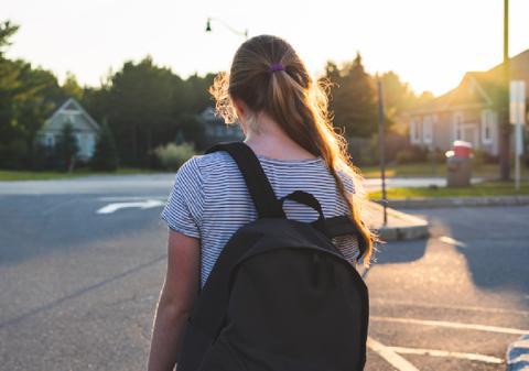 Din ce în ce mai mulți adolescenți români pleacă de acasă: „Simptomul suferinței profunde”