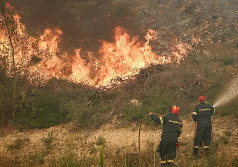 Incendiu puternic în Halkidiki, Grecia. Sute de turiști evacuați cu bărcile din stațiunile de pe litoral. 142 de pompieri și 16 aeronave luptă cu flăcările I VIDEO