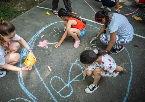 Iarina Taban, fondatoarea Ajungem Mari, cel mai important program educațional dedicat copiilor instituționalizați din România: „Voluntarii noștri nu schimbă vieți printr-un gest spectaculos, ci prin faptul că revin”