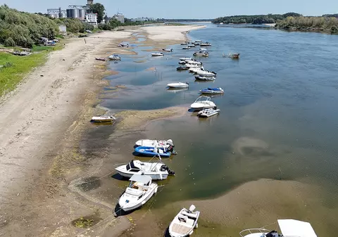 Dunărea a ajuns un pârâu la Corabia, cu apă până la genunchi și bărci înțepenite în nisip: „Nu poți să te cerți cu natura”