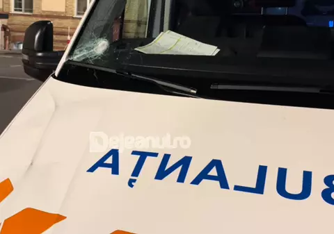 Șapte persoane au fost arestate după ce au atacat cu bâte și topoare o ambulanță din Cluj, în urma unor zvonuri false pe TikTok că „fură copii”