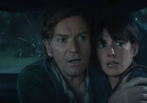 Anne Hathaway, despre „întâlnirea” cu dinozaurii. Cum apare actrița în filmul „Capătul Străzii Stejar”
