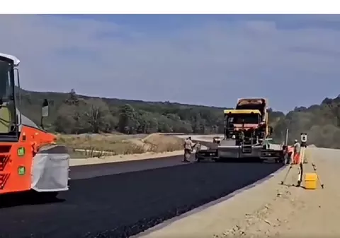 Primii kilometri de asfalt pe lotul cu tuneluri de pe Autostrada A1 Margina - Holdea: Șantierul a avansat cu 20% în șapte luni