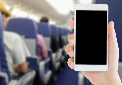 Bateriile de telefon și laptop pun în pericol avioanele și bagă frica în companiile aeriene: reguli drastice după o aterizare de urgență