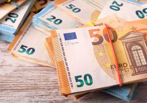 Partidele politice au primit 3 milioane de euro de la stat în august. PSD, AUR și PNL au încasat cei mai mulți bani