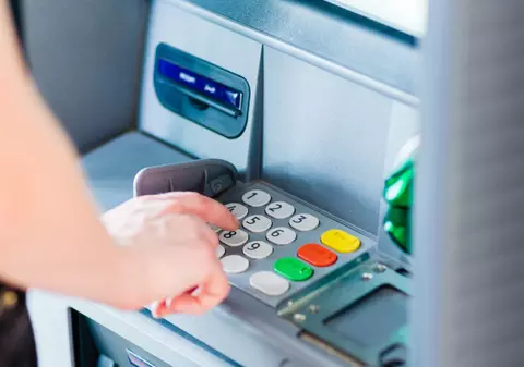 Banca din România care îți permite să depui bani la bancomat pe orice card, indiferent la ce bancă ai contul