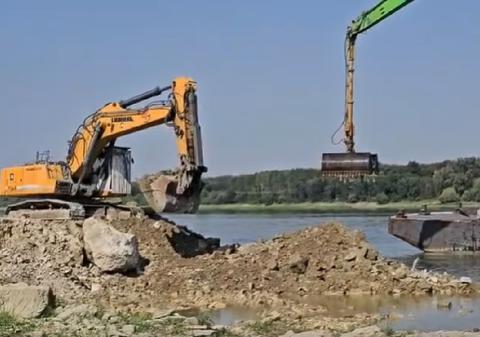 De ce a fost amânată scufundarea celor patru barje în Dunăre: Operațiunea va dura cel mult 4 ore pentru fiecare navă