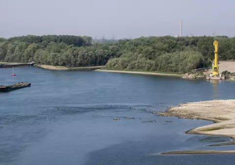 Zeci de barje încărcate cu substanțe periculoase și inflamabile sunt blocate pe Dunăre, în zona Giurgiu-Ruse