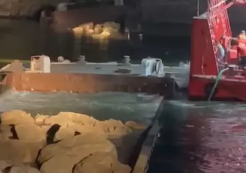 Două barje au fost scufundate controlat în Dunăre, într-o operațiune de 11 ore. Miza: nivelul apei la Cernavodă | VIDEO