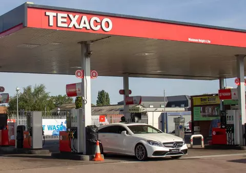 Un român a distrus POS-ul unei benzinării din Anglia la care mergea de 16 ani: „Dacă nu-ți place, întoarce-te în România”