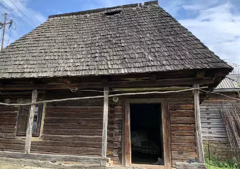 O casă din Maramureș, veche de un secol, „deja demontată și numerotată bucată cu bucată”, se vinde cu 3.500 de euro