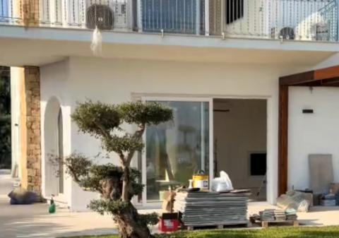O tânără a cumpărat o casă abandonată de 65 de ani și a început să o renoveze, în Sicilia: „Știam că nu voi mai găsi niciodată un loc ca acesta” | VIDEO