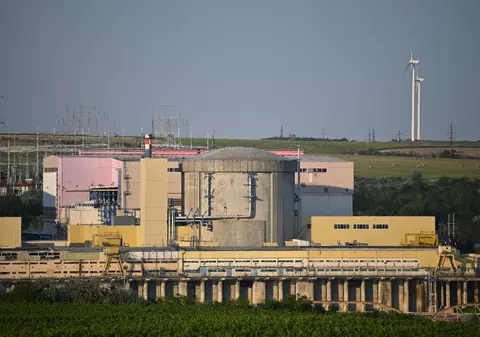 Noi soluții la Cernavodă pentru cota Dunării: Barje ancorate și un dig de piatră la priza de răcire a centralei