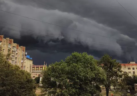 ANM anunță cod galben de caniculă, vânt de până la 70 km/h și furtuni în mai multe zone din țară. Harta județelor afectate de fenomenele meteo extreme