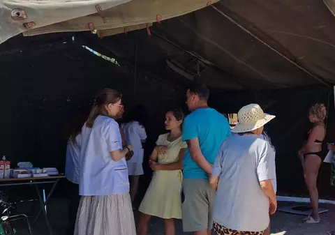 „Spitalul de pe Plajă” în 5 stațiuni de pe litoral: Turiștii români care au schimbat șezlongul pe controale medicale gratuite
