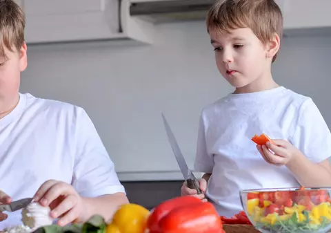 Copiii cu exces de greutate i-au depășit pe cei subnutriți. Medicii dau consultații gratuite pe plajele din România, unde 1 din 4 copii este supraponderal