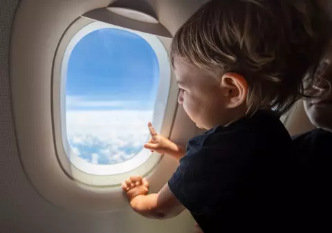 Cum să călătorești în siguranță cu bebeluși și copii mici. Ghidul complet oferit de pediatri și experți în turism