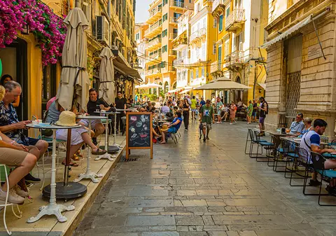 Cum sunt furați turiștii în Insula Corfu din Grecia: „Atenție! Taxe ascunse, prețuri mincinoase, facturi haotice pe care nici chelnerii nu le pot citi. Toți sunteți jecmăniți!”