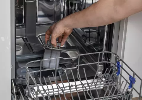 Cum se curăță mașina de spălat vase și cât de des trebuie