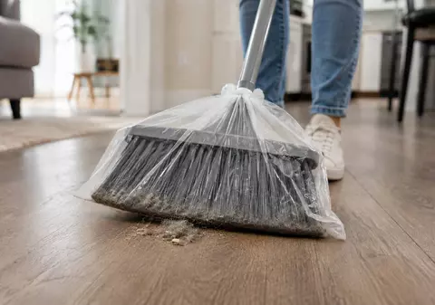 De ce să pui o pungă de plastic peste mătură. Trucul simplu care face curățenia mai ușoară