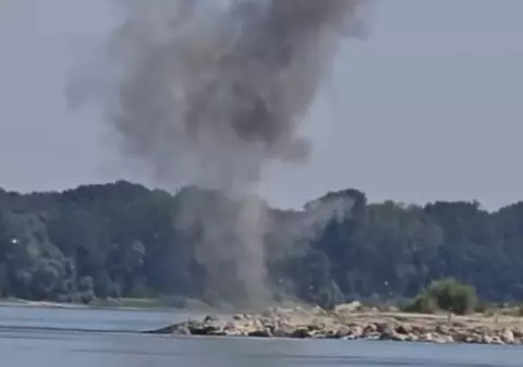 Stânca Pârjoaia, detonată controlat cu 100 de kg de explozibil, pe Dunăre. Armata încearcă salvarea centralei de la Cernavodă