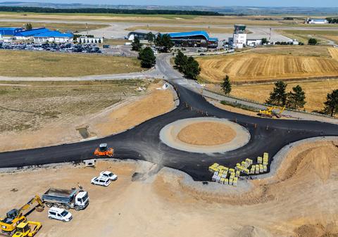 Rută nouă și mai rapidă spre Aeroportul Suceava: Drumul de 24 de milioane de lei va fi gata până la sfârșitul anului