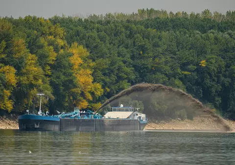 Scufundarea celor patru barje în Dunăre pentru creșterea debitului apei spre Centrala de la Cernavodă, amânată pentru joi