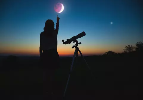 Eclipsa de Lună plină în Pești din 28 august 2026: ce aduce pentru fiecare zodie și cum ne afectează sănătatea