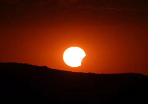 Cum s-a văzut eclipsa de Soare din România. Imagini spectaculoase din nord-vestul țării