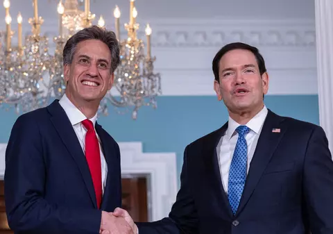 Noul ministru britanic de externe a fost întrebat de față cu Marco Rubio dacă îl mai consideră pe Trump „un idiot, un rasist și un misogin”. Reacția lui Ed Miliband