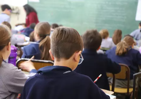 Mii de profesori cer să fie protejați de lege, după ce o învățătoare a fost atacată de doi părinți în Dâmbovița