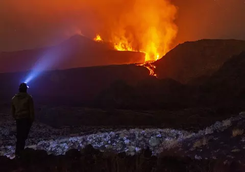 Vulcanul Etna a erupt cu un nor imens de cenușă: haos pe aeroportul din Catania, care a fost închis