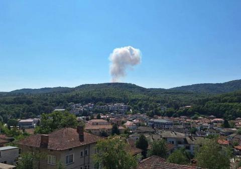 Incendiu puternic și explozii la o fabrică de muniție din Bulgaria. Sute de muncitori au fost evacuați de urgență
