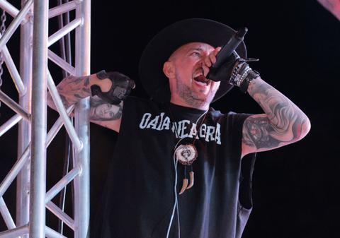 Motivul pentru care un artist român s-a urcat pe schelele scenei în timpul unui concert din Bucovina: „Pleci schimbat”