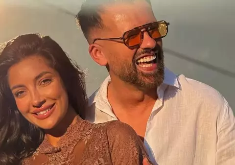 Florin Ristei și iubita sa, Ramona, au dat frâu pasiunii în largul mării. Imaginea care a încins Instagramul