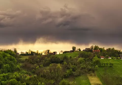 Caniculă, instabilitate atmosferică și vijelii, în weekend. Zonele vizate de avertizările ANM de vreme extremă