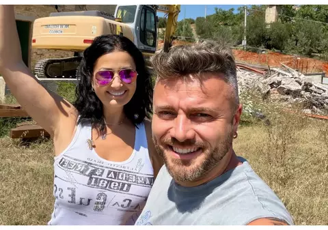 Imagini cu Gabriela Cristea și Tavi Clonda pe șantier. A început demolarea casei din Italia