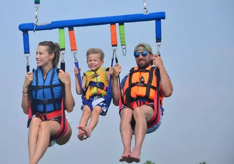 Gabriela Prisăcariu și Dani Oțil, aventură în Turcia alături de fiul lor. Modelul a încercat parasailing pentru prima dată