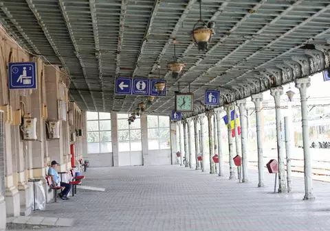 Gara-fantomă din București: dezastru total, cinci trenuri vin și pleacă, iar călătorii așteaptă micii calzi „La pierde tren”