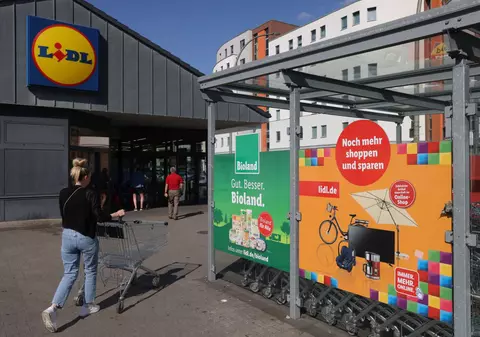 Motivul pentru care Lidl le interzice angajaților să comande mașini electrice, în Germania