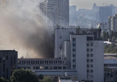 Atac masiv cu rachete balistice și drone asupra Kievului: victime, incendii și o scurgere de amoniac