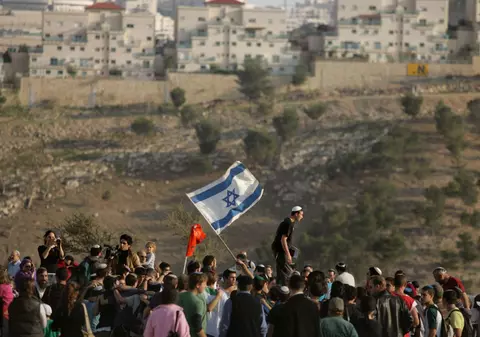 Coloniști israelieni au încercuit două familii palestiniene în propriile case. Asediul durează de duminică